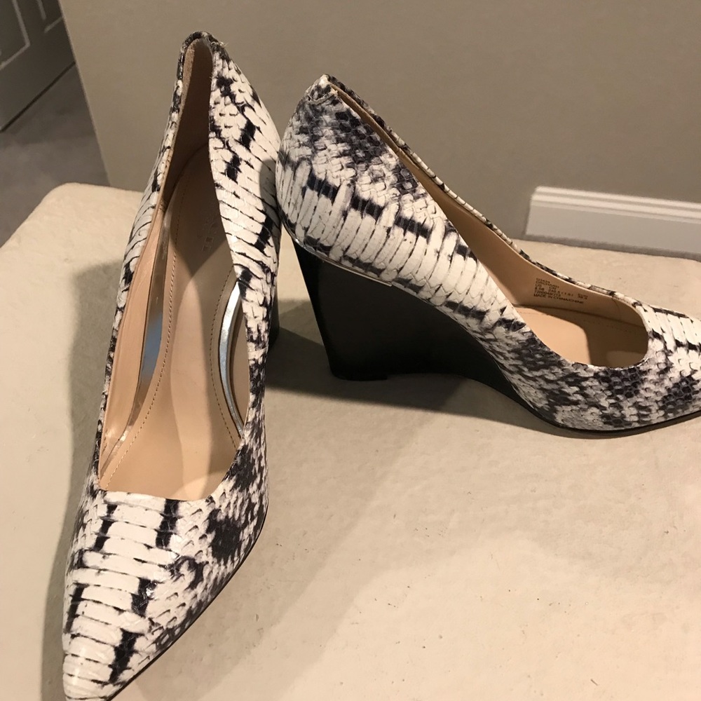 Coach shoes size 8.5 black and white sneak design